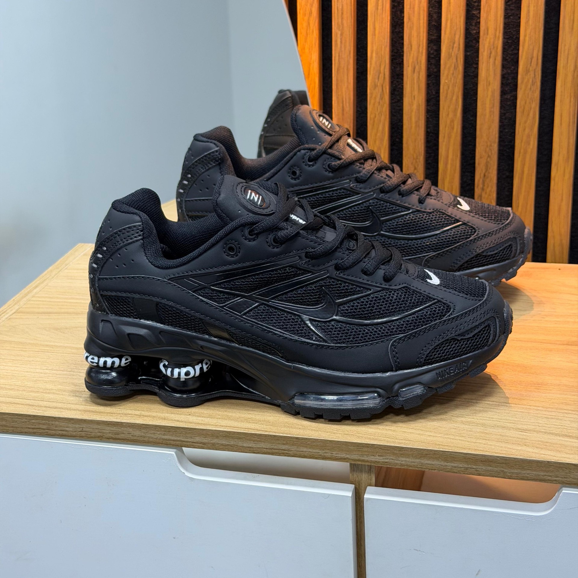 Nike Shox x Supreme Negro